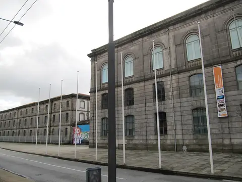 Fachada em pedra do Museu dos Transportes e Comunicações, no antigo edifício da Alfândega do Porto