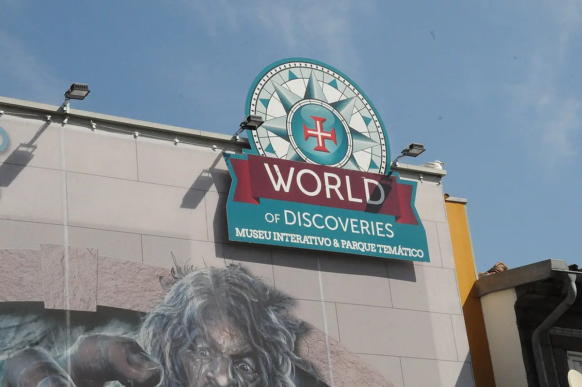 Letreiro exterior do World of Discoveries, museu interativo e parque temático, no Porto