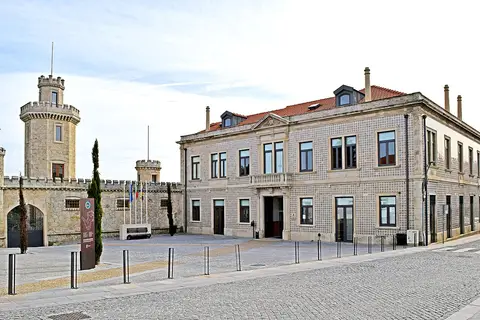 Palacete e castelo com torre ameada, edifício histórico que alberga a biblioteca municipal