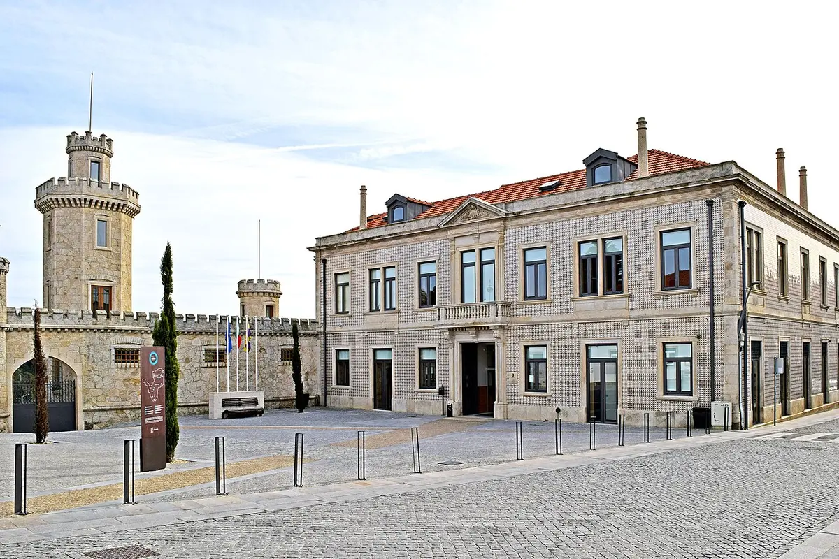 Palacete e castelo com torre ameada, edifício histórico que alberga a biblioteca municipal