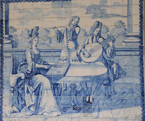 Painel de azulejos azuis e brancos com cena de músicos do século XVIII, no Museu Nogueira da Silva