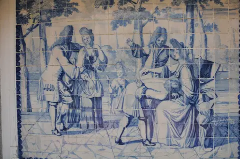 Painel de azulejos azuis e brancos com cena galante do século XVIII, no Museu Nogueira da Silva