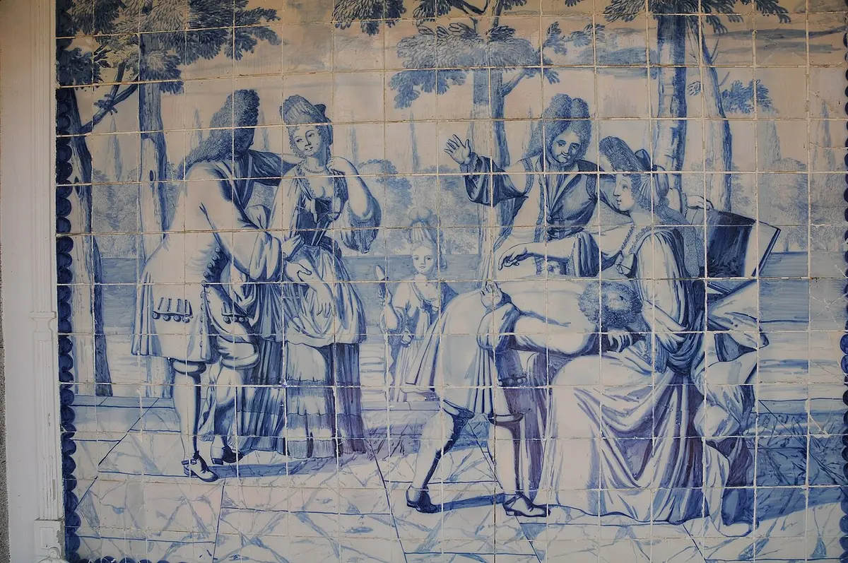 Painel de azulejos azuis e brancos com cena galante do século XVIII, no Museu Nogueira da Silva