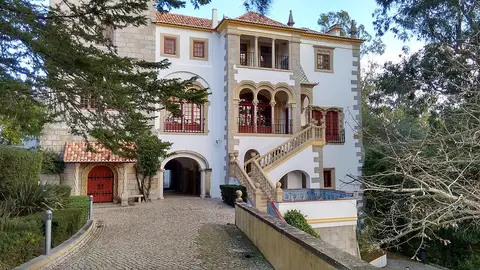 Fachada da Casa Verdades Faria, museu de estilo neo-romântico com escadaria e azulejos, no Estoril