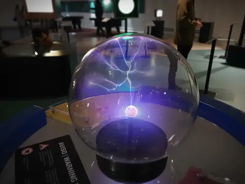 Esfera de plasma iluminada numa mesa interativa do Pavilhão do Conhecimento