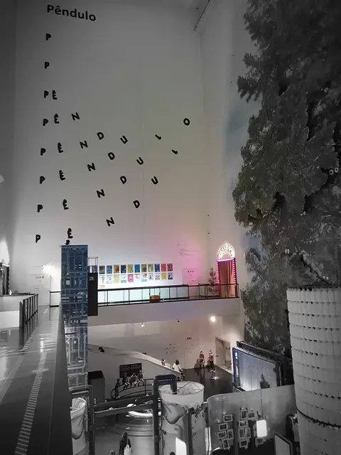 Interior do Pavilhão do Conhecimento com a instalação do pêndulo em letras suspensas