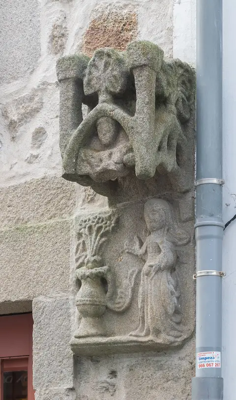 Pormenor de escultura em pedra na esquina da Casa dos Nichos, em Viana do Castelo