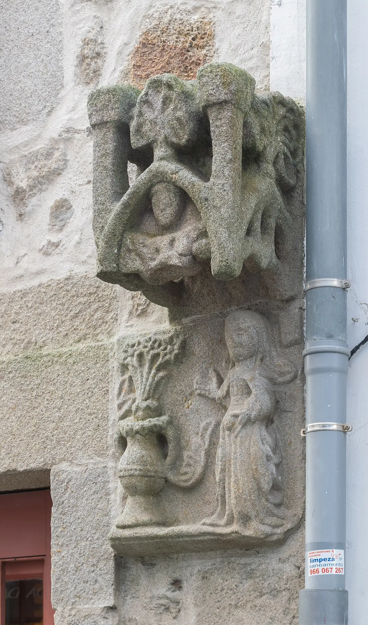 Pormenor de escultura em pedra na esquina da Casa dos Nichos, em Viana do Castelo
