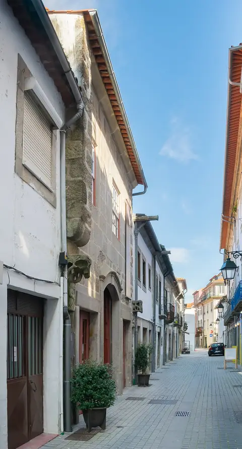 Fachada em pedra da Casa dos Nichos numa rua estreita do centro histórico de Viana do Castelo