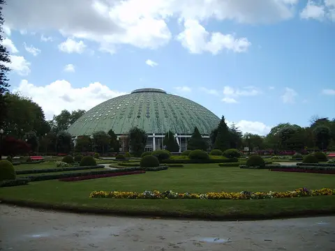 Pavilhão Rosa Mota, com cúpula verde, visto dos jardins do Palácio de Cristal, no Porto