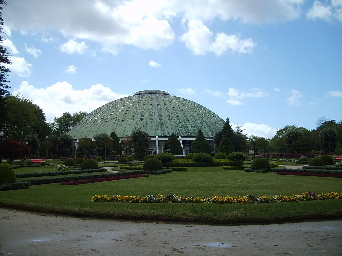 Pavilhão Rosa Mota, com cúpula verde, visto dos jardins do Palácio de Cristal, no Porto