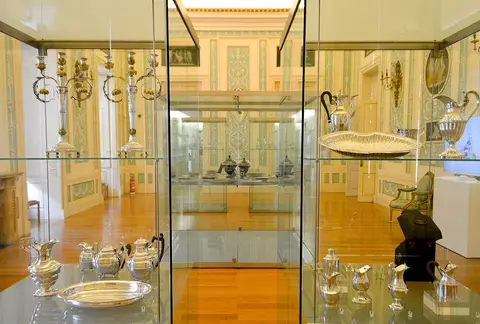 Sala do Museu Nacional Soares dos Reis com vitrinas de peças de ourivesaria em prata