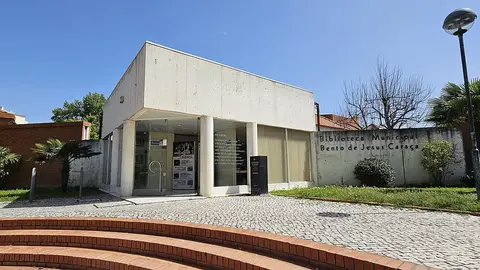 Entrada da Biblioteca Municipal Bento de Jesus Caraça, edifício moderno em betão com letreiro na fachada