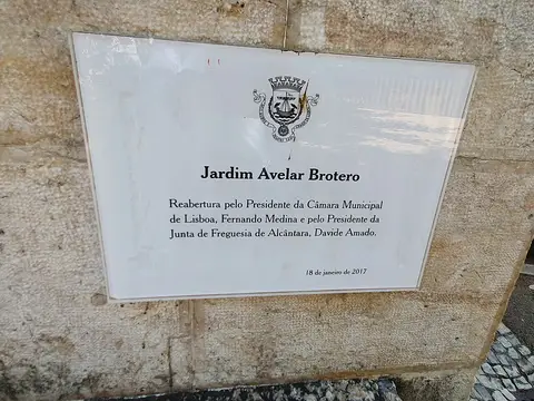 Placa comemorativa da reabertura do Jardim Avelar Brotero, em Alcântara, Lisboa
