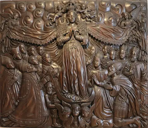 Baixo-relevo em madeira com Nossa Senhora da Misericórdia rodeada de anjos e fiéis
