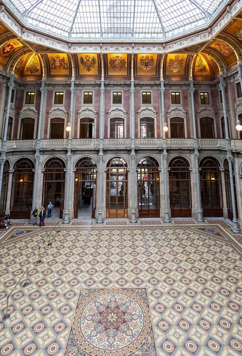 Pátio das Nações do Palácio da Bolsa, com cúpula de vidro e pavimento em mosaico