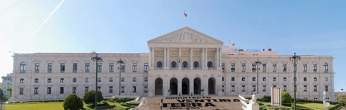 Fachada neoclássica do Palácio de São Bento, sede do Parlamento, em Lisboa, com escadaria e jardim