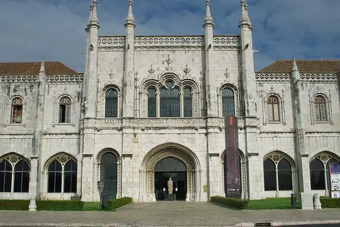 Fachada manuelina do Museu Nacional de Arqueologia, em Belém, Lisboa, com portal ogival central