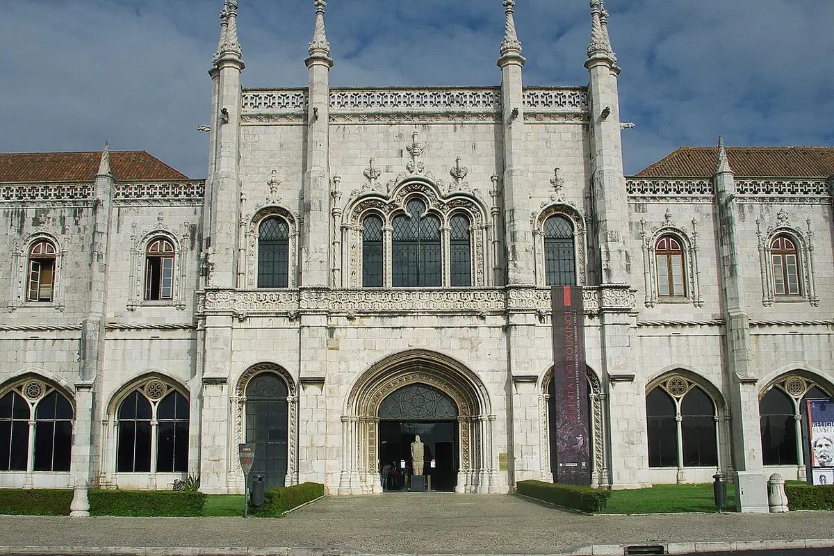 Fachada manuelina do Museu Nacional de Arqueologia, em Belém, Lisboa, com portal ogival central