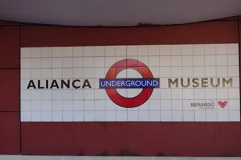 Letreiro do Aliança Underground Museum em azulejos brancos na fachada vermelha