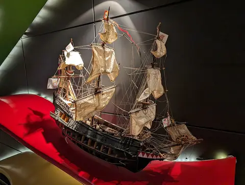 Maqueta de nau portuguesa com velas em exposição no Lisboa Story Centre
