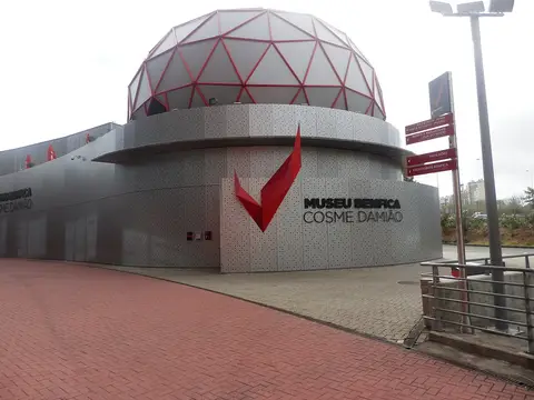 Entrada do Museu Benfica Cosme Damião com cúpula geodésica vermelha e branca