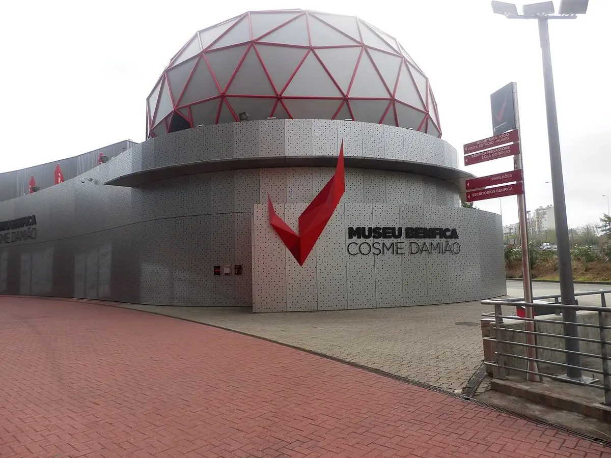 Entrada do Museu Benfica Cosme Damião com cúpula geodésica vermelha e branca