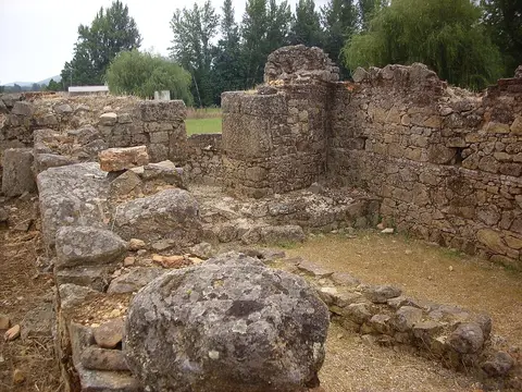 Ruínas romanas de Ammaia com muros de pedra e vestígios de estruturas ao ar livre