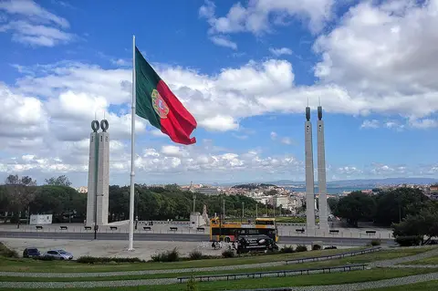 Bandeira de Portugal e colunas do miradouro do Parque Eduardo VII, junto ao Jardim Amália Rodrigues