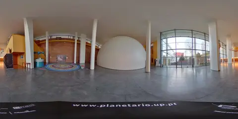 Átrio do Planetário do Porto com cúpula branca, tapete do sistema solar e entrada envidraçada