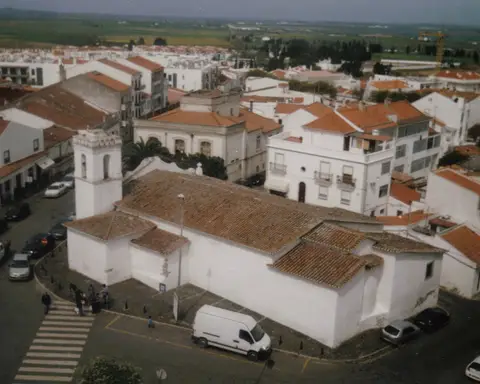 Vista aérea da Igreja de Santo Amaro, edifício caiado com telhado de telha, em Beja