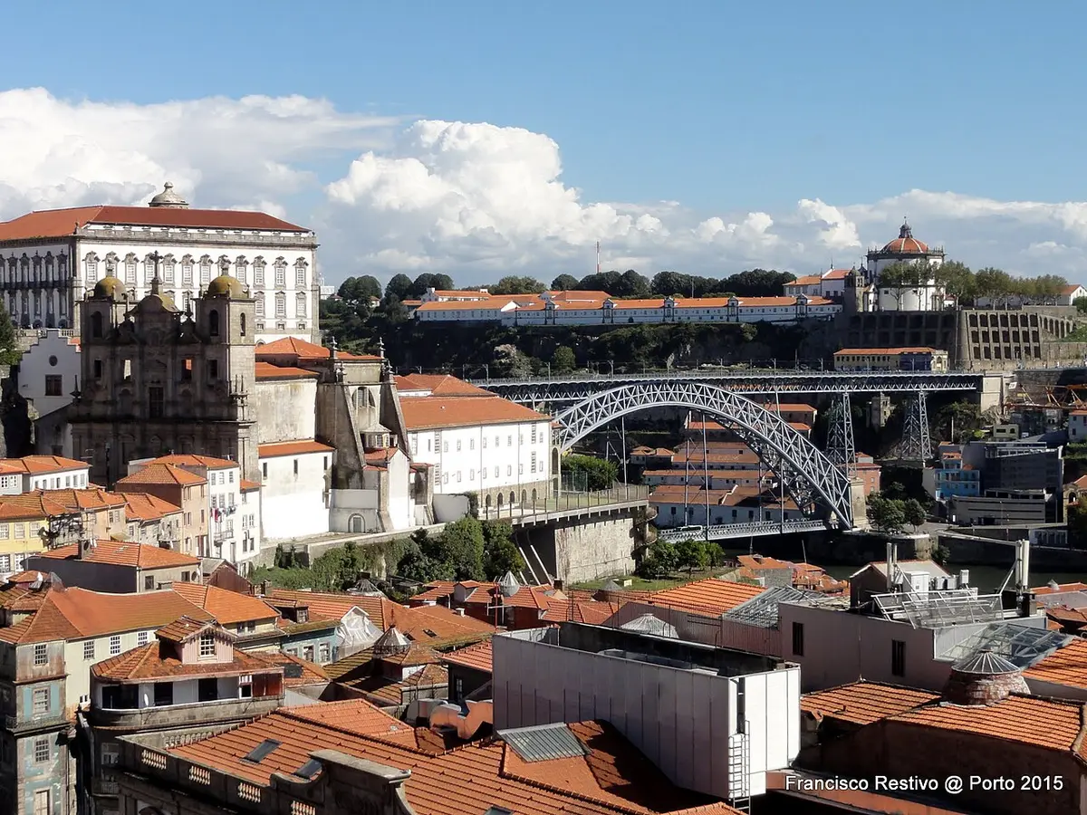 Vista do Porto a partir do Miradouro da Vitória, com telhados e a Ponte Luís I ao fundo
