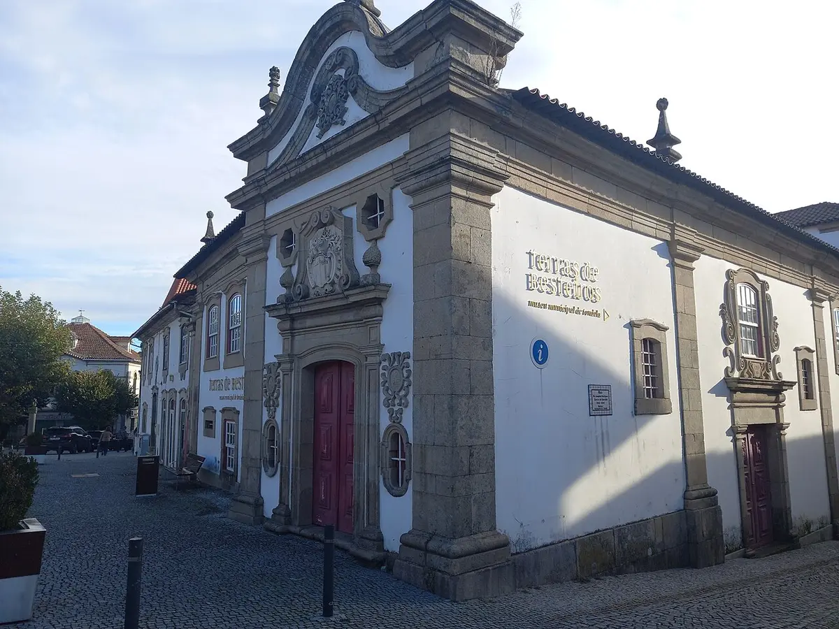 Fachada barroca do Solar de Santana, sede do Museu Municipal Terras de Besteiros, em Tondela