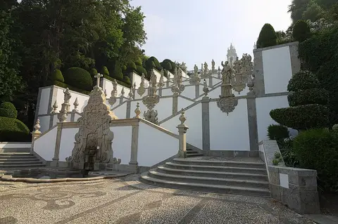 Escadaria barroca do Bom Jesus do Monte, em Braga, com estátuas, fontes e jardins aparados