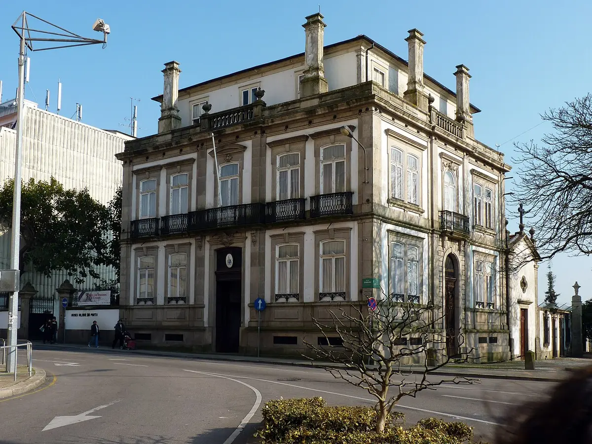 Edifício histórico do Museu Militar do Porto visto da rua, com fachada em pedra e varandas em ferro.