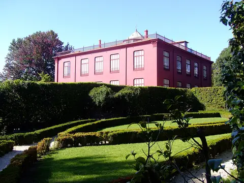 Casa Andresen, edifício cor-de-rosa, vista dos jardins com sebes recortadas do Jardim Botânico do Porto