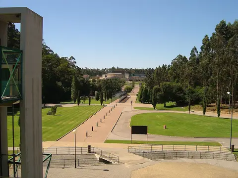 Vista panorâmica do Europarque, com alameda, relvados e arborização em Santa Maria da Feira