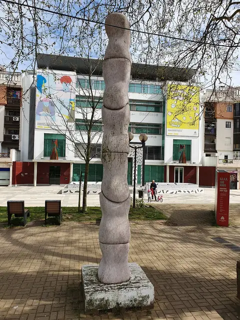 Escultura em pedra na praça em frente ao edifício da Biblioteca Municipal Fernando Piteira Santos