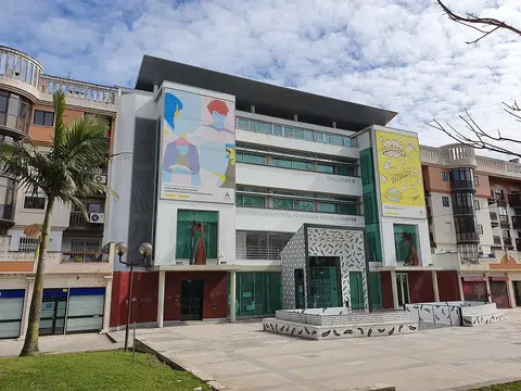 Fachada da Biblioteca Municipal Fernando Piteira Santos, edifício moderno com painéis coloridos