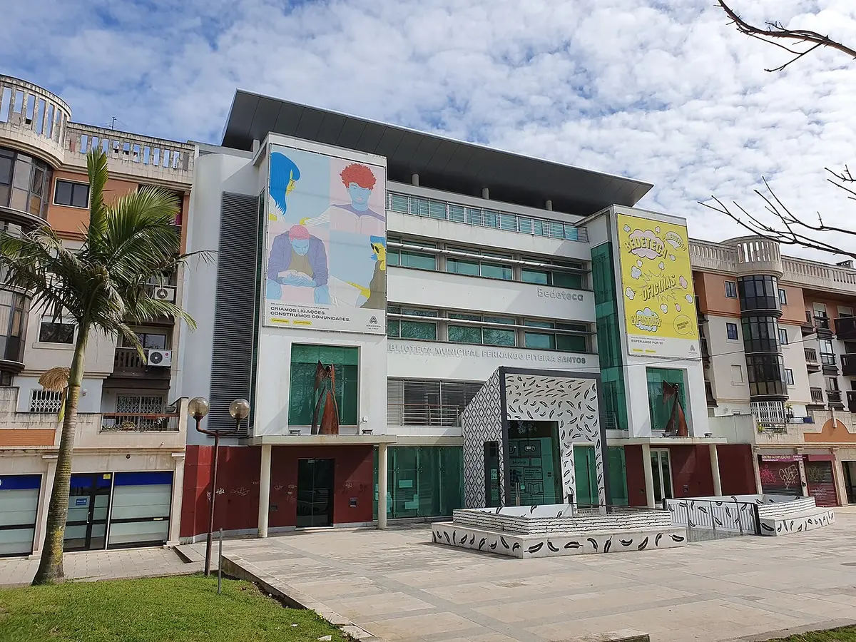 Fachada da Biblioteca Municipal Fernando Piteira Santos, edifício moderno com painéis coloridos