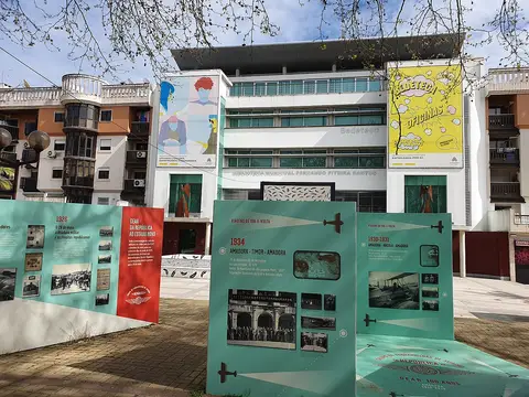 Fachada da Biblioteca Municipal Fernando Piteira Santos, na Amadora, com painéis de exposição na praça em frente.