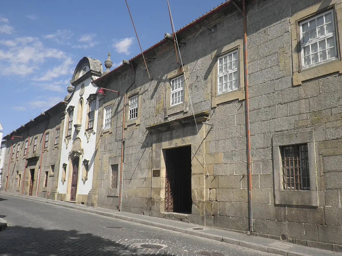 Fachada em granito do antigo Paço Episcopal da Guarda, atual Museu da Guarda, com igreja anexa.
