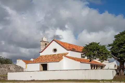 Igreja caiada de São Miguel de Odrinhas com telhado de telha e campanário, junto ao museu arqueológico
