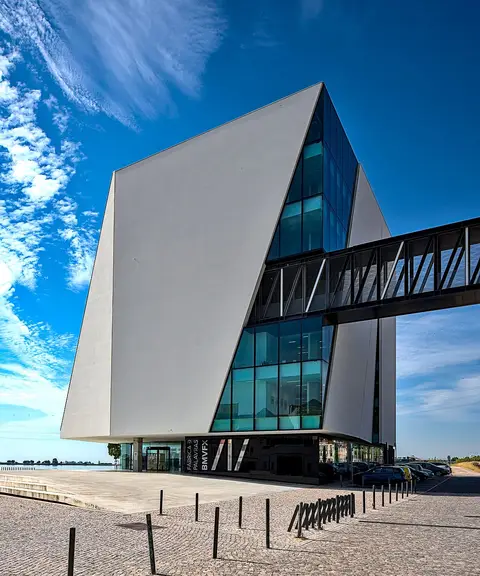 Edifício moderno da Fábrica das Palavras em Vila Franca de Xira, com fachada triangular envidraçada.