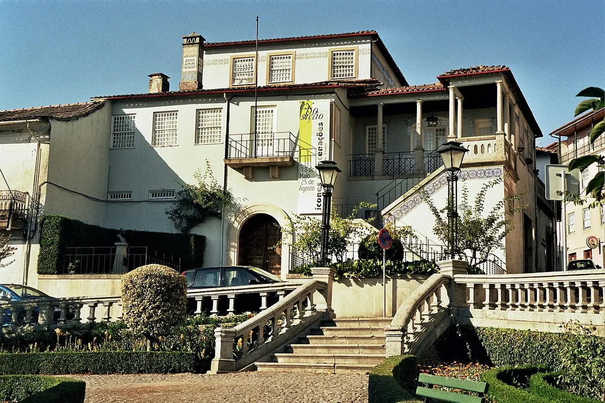 Fachada da Casa Museu Almeida Moreira, com escadaria, jardim e banco em primeiro plano
