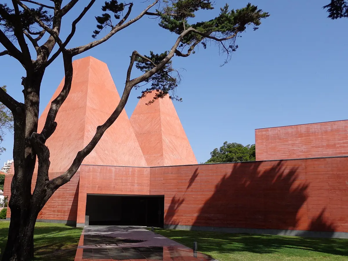 Exterior da Casa das Histórias Paula Rego, em Cascais, com as torres piramidais vermelhas e jardim