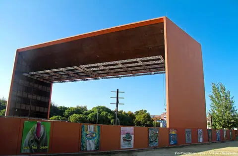 Auditório ao ar livre de estrutura laranja com painéis pintados, no Parque José Afonso, em Setúbal