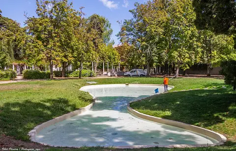 Lago ornamental vazio rodeado de relva e árvores no parque da Quinta de Nossa Senhora da Paz
