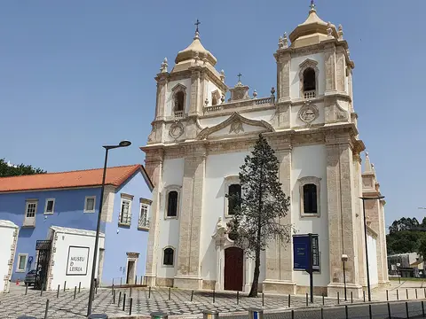 Fachada barroca da igreja do Convento de Santo Agostinho, sede do Museu de Leiria