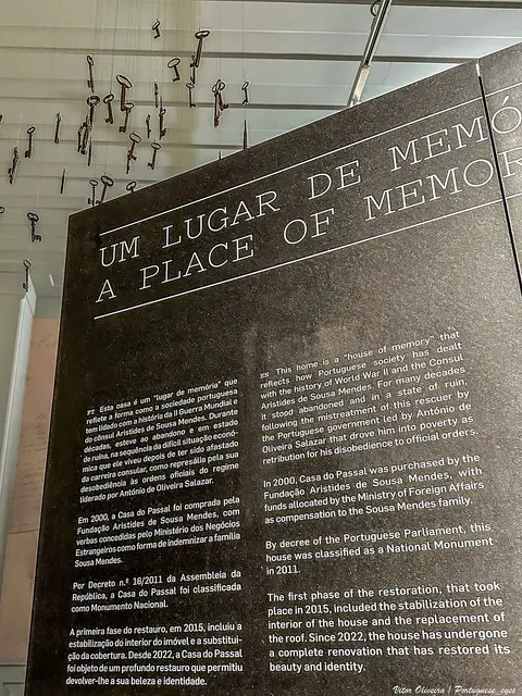 Painel interpretativo "Um lugar de memória" na Casa do Passal, com chaves suspensas ao fundo